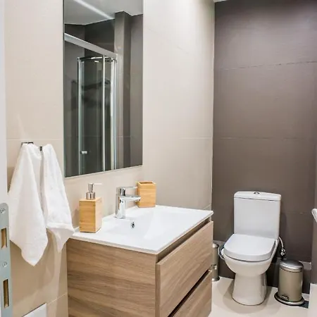 Apartment A25 Pristine & Sunny Flat With Balcony At Downtown